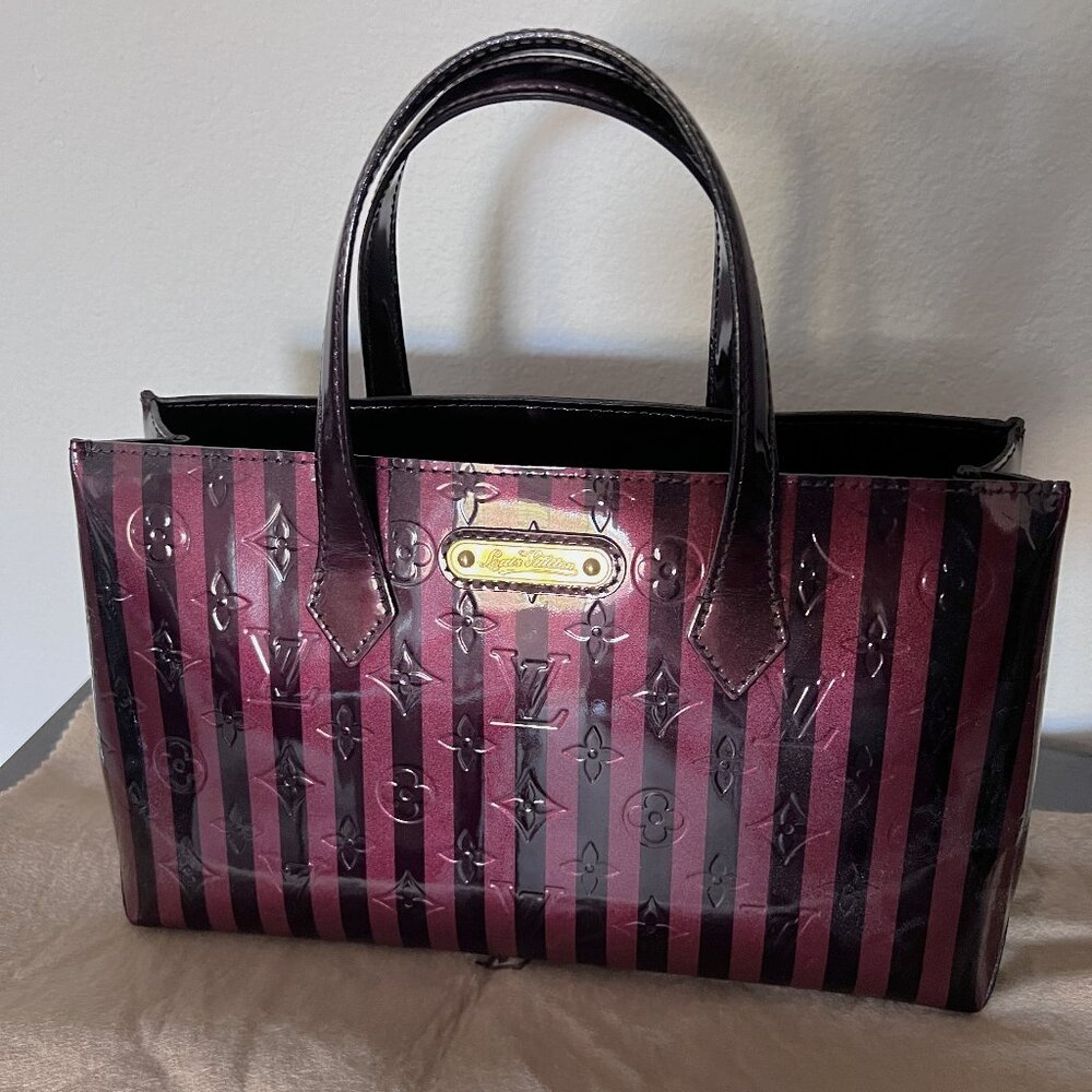Louis Vuitton vernis Rayures Wilshire PM amarante- guaranteed authentic